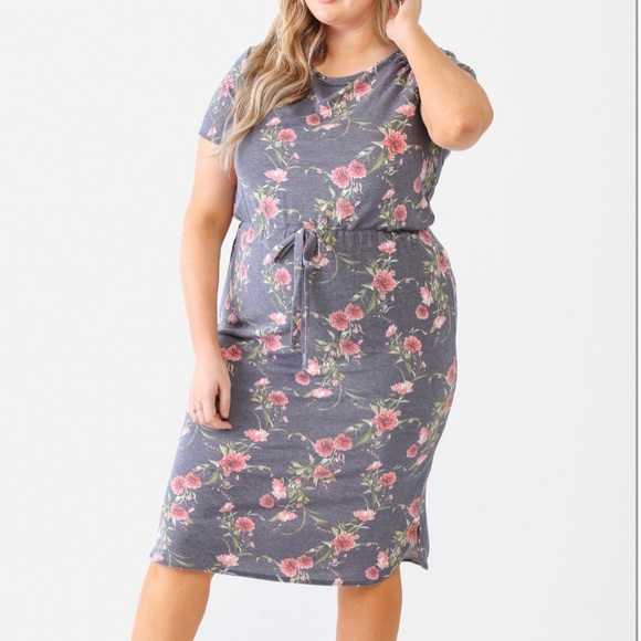 NWOT-Junior Plus Grey Flower Short Sleeve Crew Neck Midi Dress -Size 2X - Picture 1 of 4